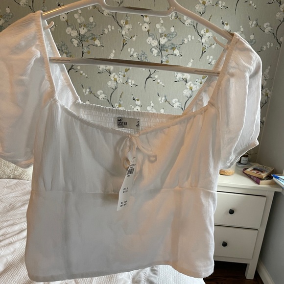 Hollister Milkmaid top. NWT - Picture 2 of 2
